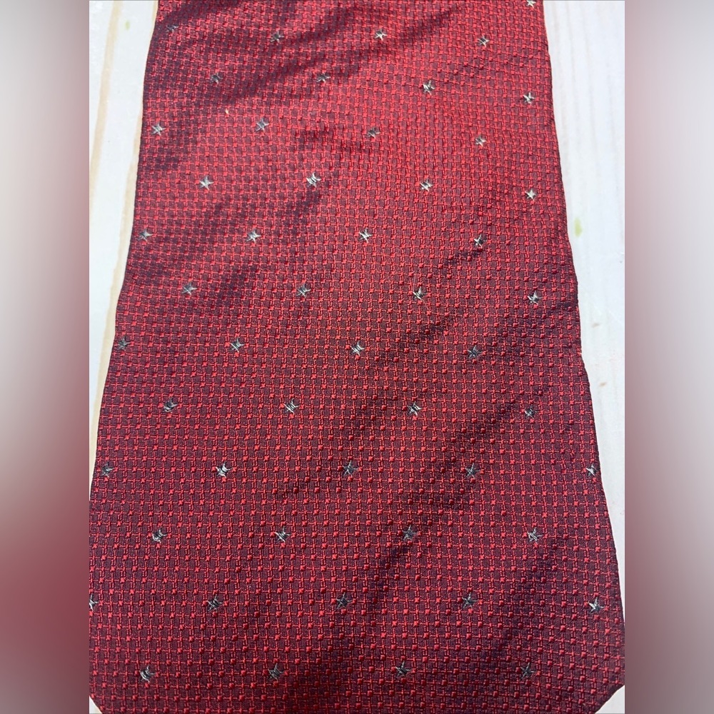 Tommy Hilfiger Mens Silk Necktie Burgundy Red Silver Star Pattern‎ Micro Check